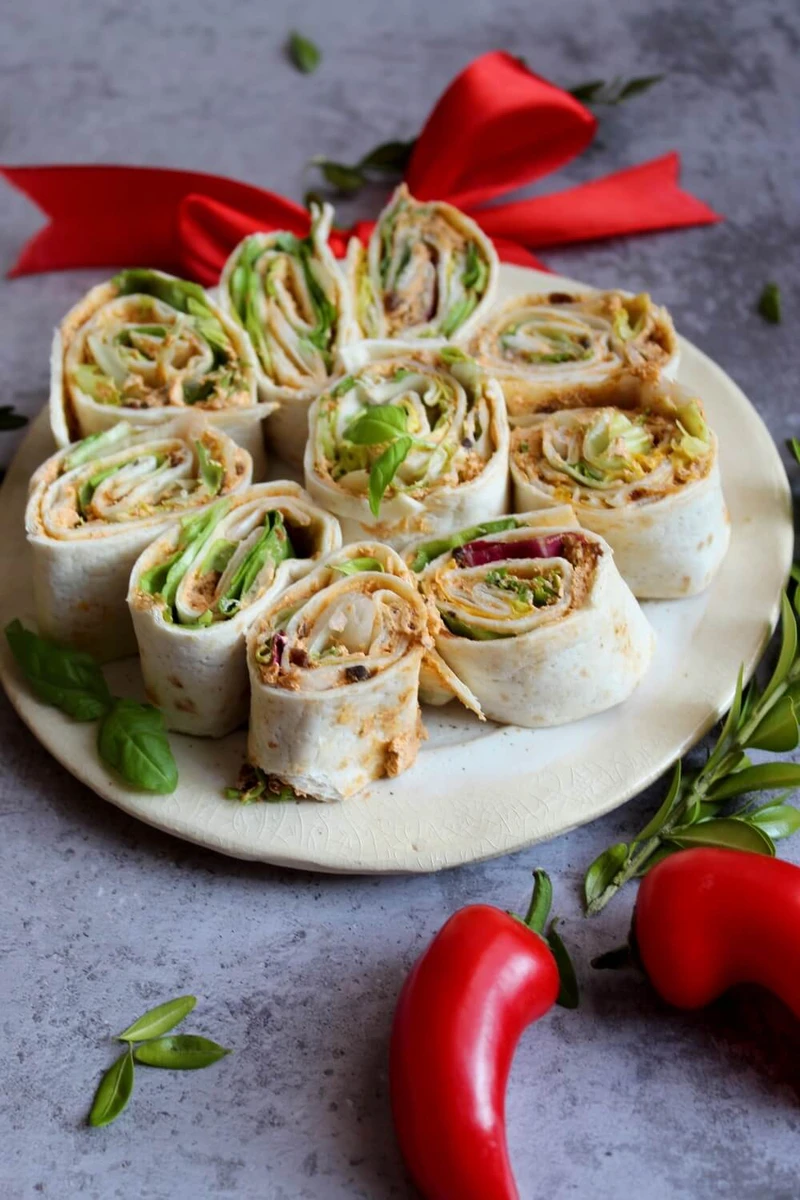 Roladki z tortilli z czerwonym pesto – znakomita przekąska!
