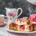 KUBECZKOWE CIASTO Z TRUSKAWKAMI I BIAŁĄ CZEKOLADĄ