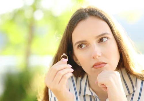 „On zdradził mnie rok temu, a teraz oświadczył się – nie wiem, czy mogę mu ufać” – pisze Klaudia [LIST]