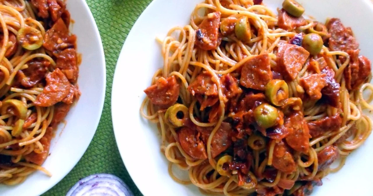 Spaghetti z chorizo w sosie pomidorowym