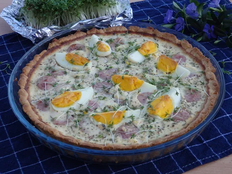 Wielkanocna tarta z białą kiełbasą i jajkiem