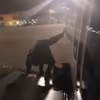 Polak wyszedł na skrzydło samolotu przez drzwi awaryjne!