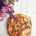 Pizza z szynką parmeńską i szpinakiem