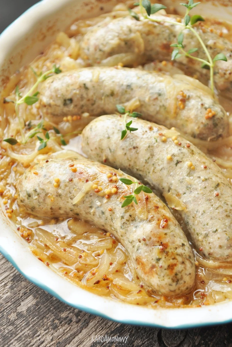 Biała kiełbasa pieczona w cebuli