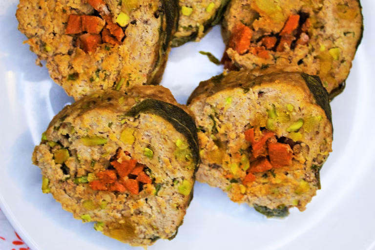 Pieczeń z mięsa wieprzowego z chorizo, morelami i pistacjami.