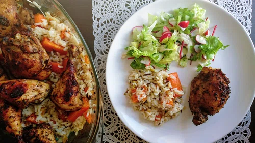 Korzenny kurczak z pieczonymi warzywami i ryżem