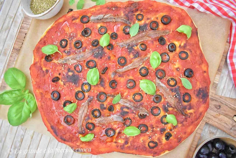 Focaccia z oliwkami, sosem pomidorowym i anchois