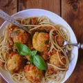 Spaghetti z pulpetami z kaszy jaglanej oraz sosem z bakłażana i pomidorów