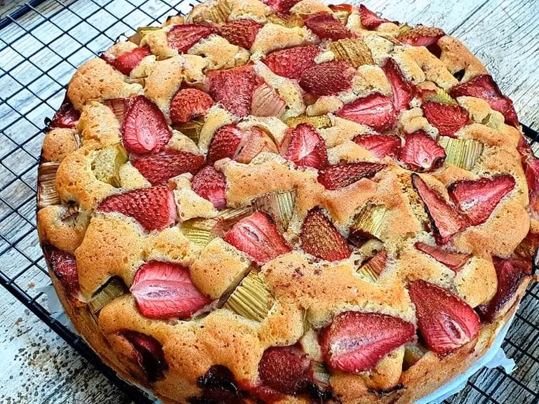 Ekspresowe ciasto z rabarbarem i truskawkami