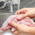 Mięso- czy faktycznie je myć? Poznaj rady ekspertów!