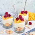 Puszysty deser z mango i malinami