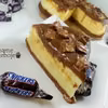 Sernik z kajmakiem i Snickersami idealny na Wielkanoc