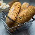 Bułki drożdżowe z suszonymi pomidorami i parmezanem