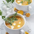 Zupa kurkowa z sokiem marchwiowym i serem mozzarella