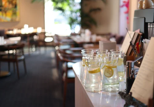 Darmowa woda kranu dla Polaków!? Nowa ustawa zakłada pół litra bezpłatnej kranówki dla każdego klienta