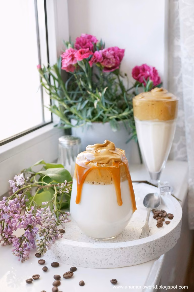 Dalgona coffee z lodami i solonym karmelem
