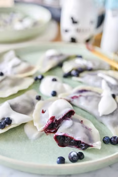 PIEROGI Z JAGODAMI I ŚMIETANKĄ, JAK U BABCI!
