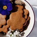 Proste kruche ciasteczka karobowe z lawendą (bez glutenu i cukru rafinowanego)