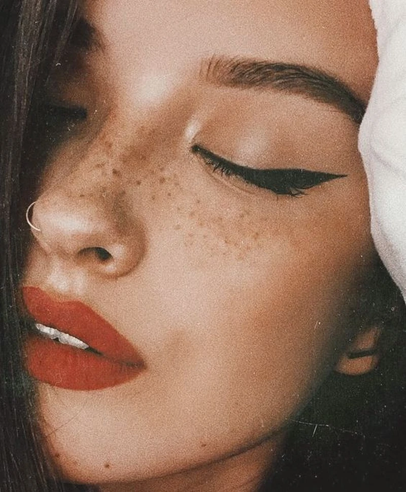 Eyeliner+ czerwone usta