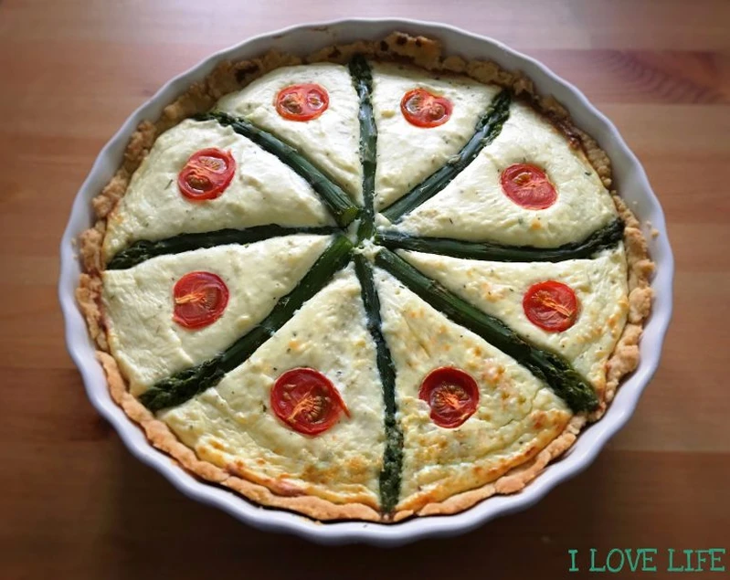 Tarta ze szparagami i pomidorkami
