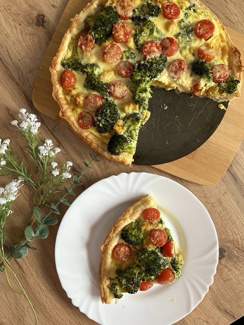Tarta na cieście francuskim z brokułami