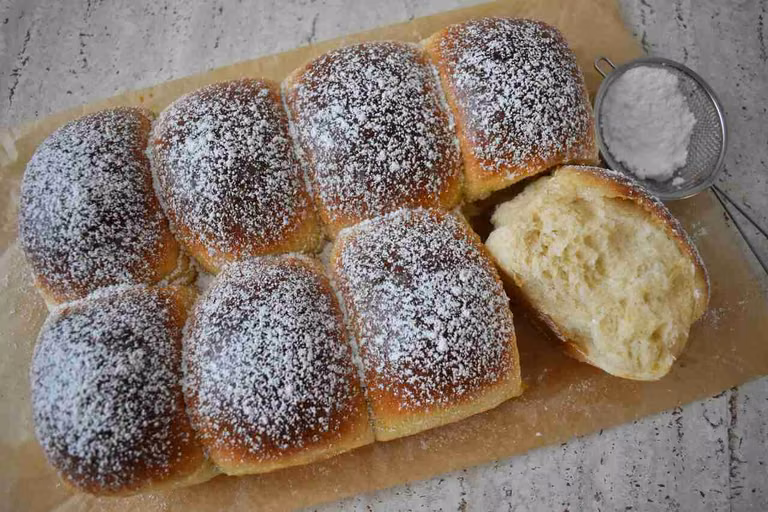 Puszyste drożdżowe brioszki ze śmietaną