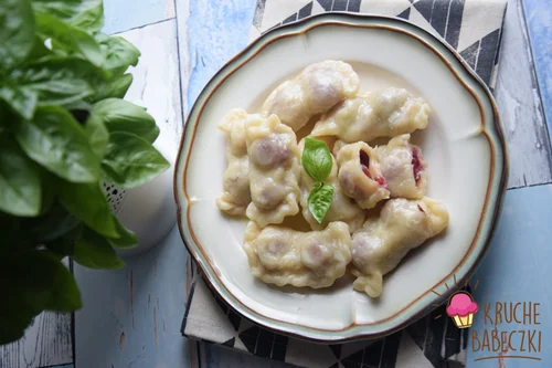 PIEROGI Z CZEREŚNIAMI I SOSEM Z BIAŁEJ CZEKOLADY