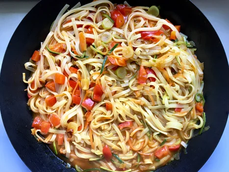 MAKARON RYŻOWY Z WARZYWAMI I PASTĄ CURRY