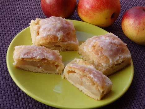 Ciasto z połówkami jabłek