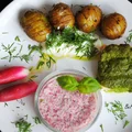 Łosoś zapiekany pod pesto z mizerią z rzodkiewki i pieczonymi ziemniakami
