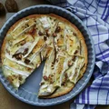 tarta z gruszką, serem camembert i orzechami