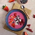 Owsiane smoothie bowl z burakiem i owocami