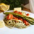 MAKARON Z PESTO Z NATKI PIETRUSZKI I AWOKADO Z DODATKIEM SZPARAGÓW I POMIDORÓW KOKTAJLOWYCH