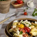 Ziemniaczana sałatka z fasolką szparagową, fetą i pomidorkami