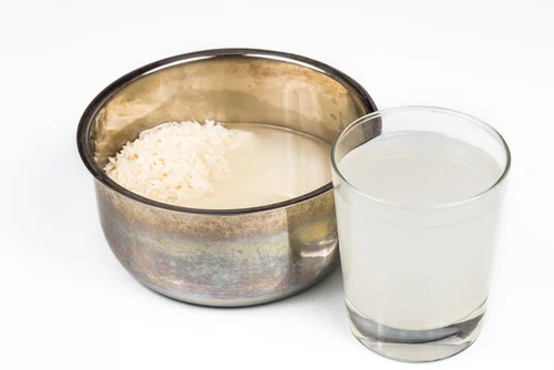 Woda po ryżu – poznaj jej niezwykłe zastosowania