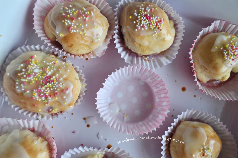 Ciasto drożdżowe w różnych odsłonach - pieczone pączki