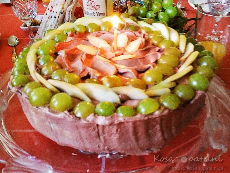 Tort gruszkowy z bitą śmietaną, waniliową i kakaową