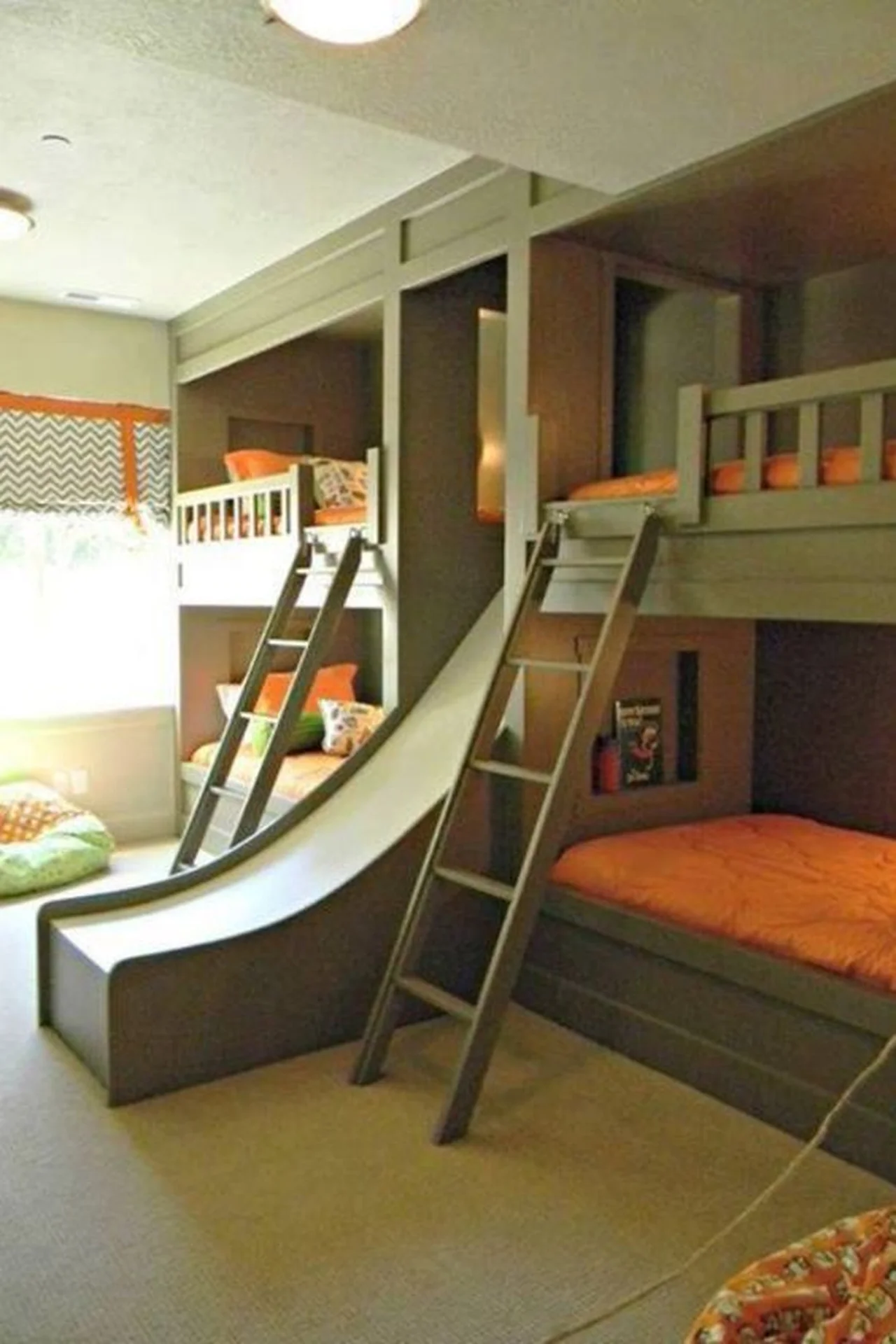 Łóżka piętrowe ze zjeżdżalnią