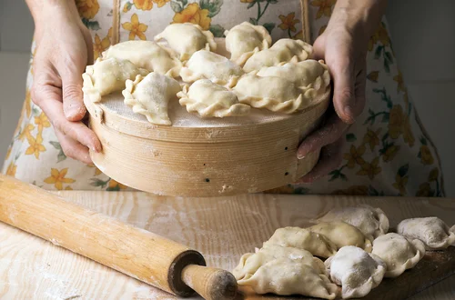 Masz bałagan w kuchni podczas lepienia pierogów? Ten trik skraca pracę o połowę!