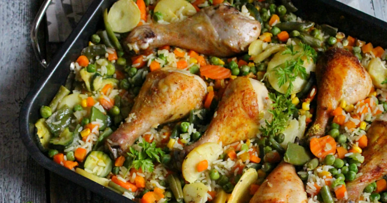 Fit obiad - kurczak zapiekany z ryżem i warzywami.