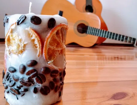 Jak zrobić ozdobną świecę z wtopionymi elementami – pomysł na prezent DIY