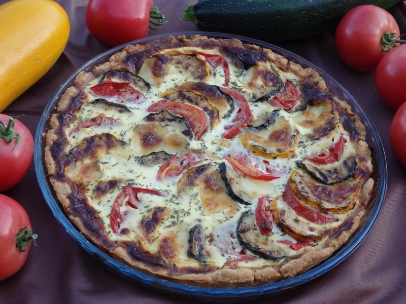 Tarta z cukinią, pomidorami i mozzarellą