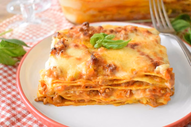 Tradycyjna lasagne z sosem mięsnym alla Ferrarese