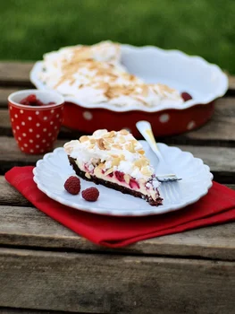 Tarta z nadzieniem serowym, malinami i bezą