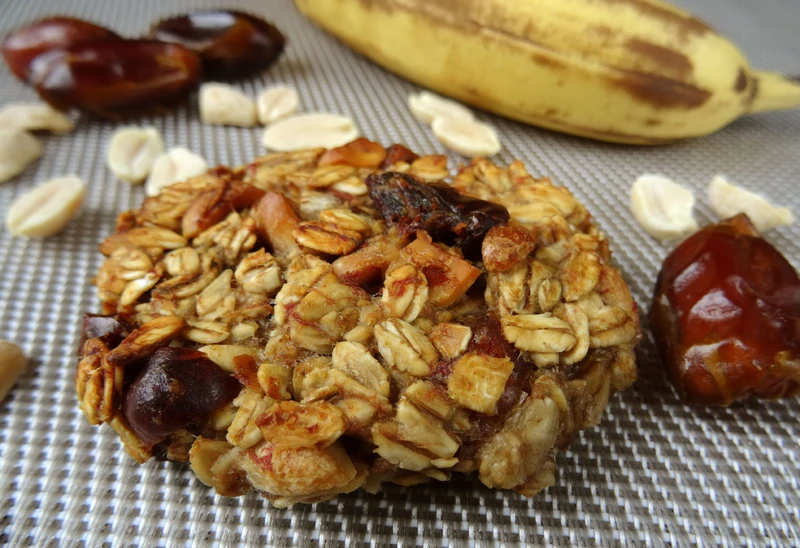 Bananowe ciasteczka owsiane z daktylami i orzeszkami ziemnymi