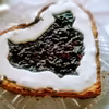 Kruchy mazurek porzeczkowo-migdałowy z lukrem