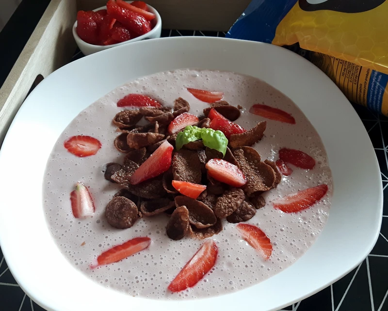 ŚNIADANIOWA ZUPA TRUSKAWKOWA