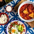 Chilaquiles rojos - typowe meksykańskie śniadanie
