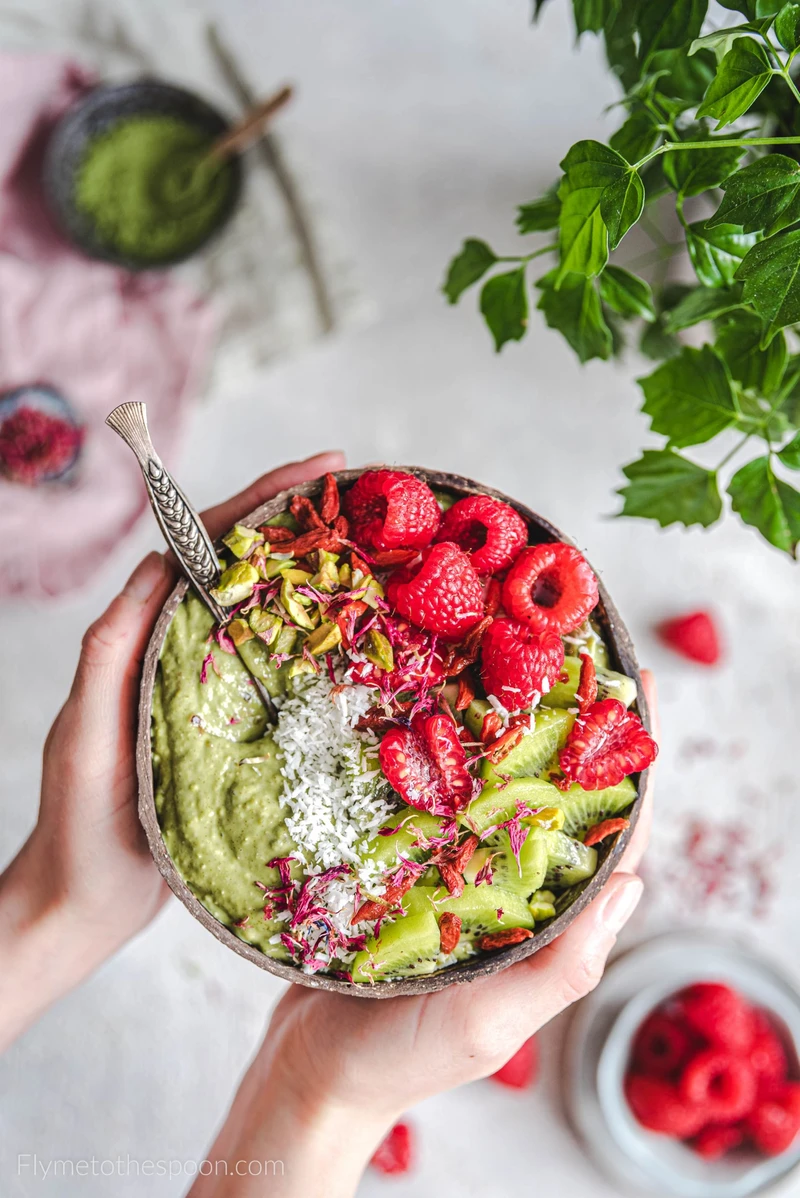 Smoothie bowl z awokado i matchą