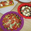Tarta (mozarella, rukola, pomidory / szpinak, czosnek, boczek, feta) z sosem śmietanowo- jajecznym